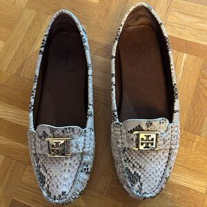 TORY BURCH snakeskin print loafers.Size 7.5. LIKE NEW.